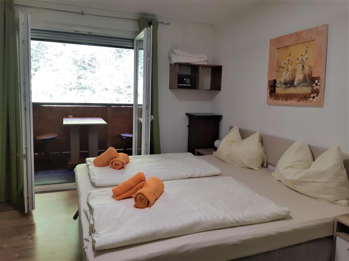 Gasthof Klug Zum Ehrensepp Modriach Ngoại thất bức ảnh